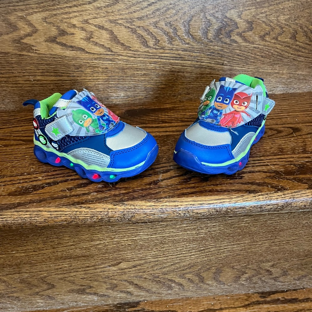 🔆PJ Masks Light Up Sneakers Size 6T